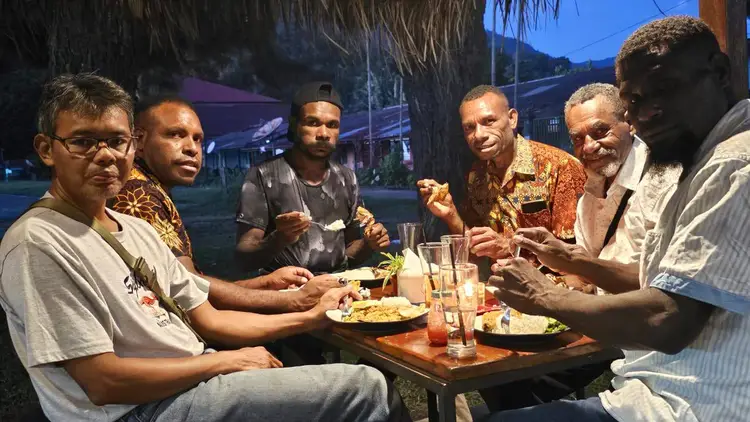 Tim Dou dan pendamping laki-laki